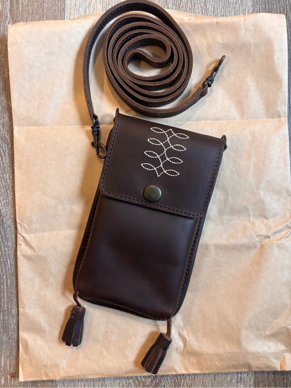 NIB- Nena & Co Painthorse Tumbled Leather Crossbody Micro Phone Bag